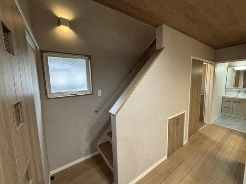 玉里団地3丁目　新築戸建ての居間・リビング|自然と家族がリビングに集うリビング階段採用です。