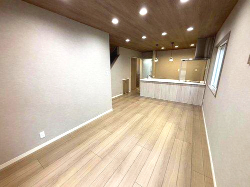 玉里団地3丁目　モデルハウス分譲の居間・リビング|照明器具はダウンライトですっきり魅せます。