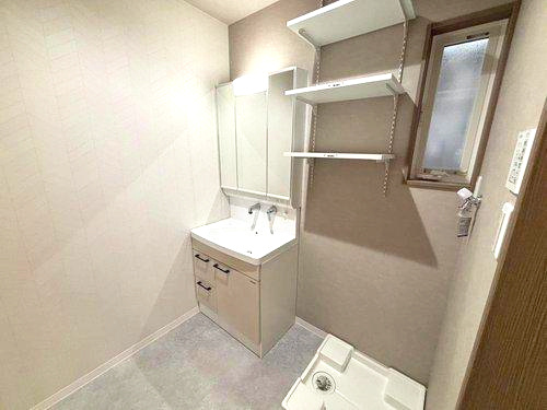 玉里団地3丁目　モデルハウス分譲の洗面所|可動棚付きの洗面脱衣所です。