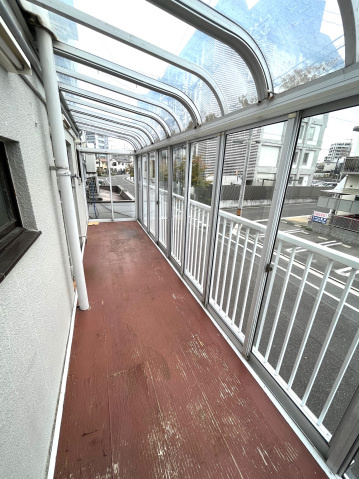 戸井ビルのバルコニー|バルコニーからの眺めを楽しみながら食事をしませんか