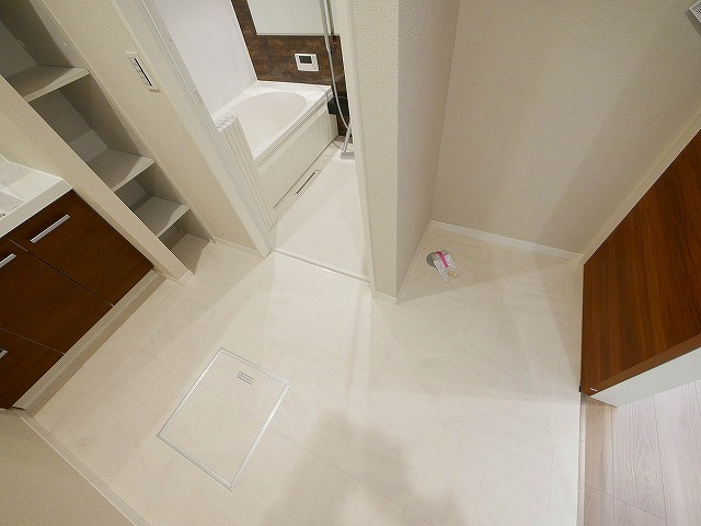 エクセレント　新大宮の洗面所|明るい洗面所です