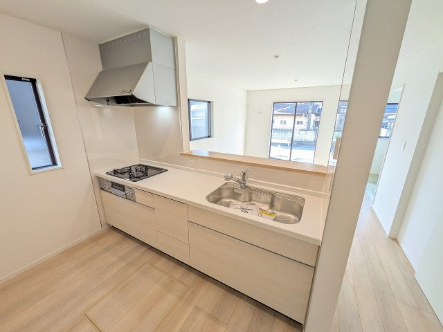 八王子市　川口町　新築一戸建て　８６期のキッチン|～３口コンロと広い調理台でお料理が捗ります～