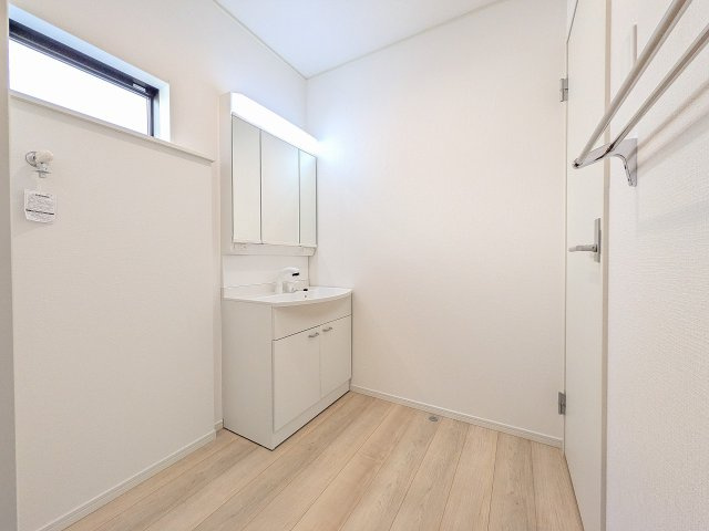 八王子市　川口町　新築一戸建て　８６期のエントランス|～窓付きで明るい洗面所　換気もしやすいです～