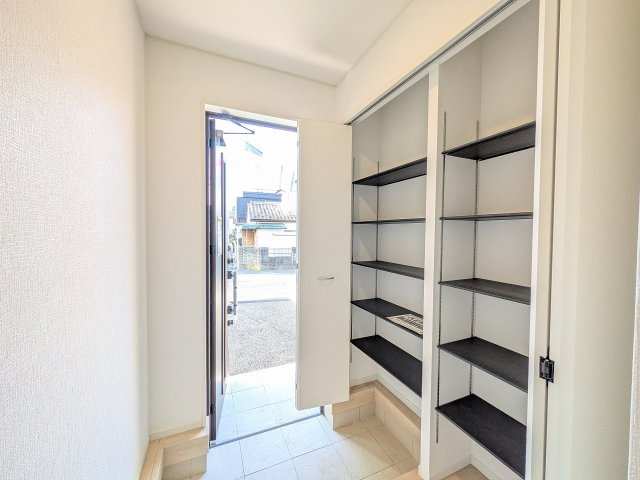 八王子市　川口町　新築一戸建て　８６期の玄関|～大容量収納可能、可動棚付きのシューズクローゼット～