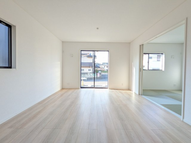 八王子市　川口町　新築一戸建て　８６期の居間・リビング|～15.0帖の明るいLDKで、家族団欒の時間をお過ごしいただけます～