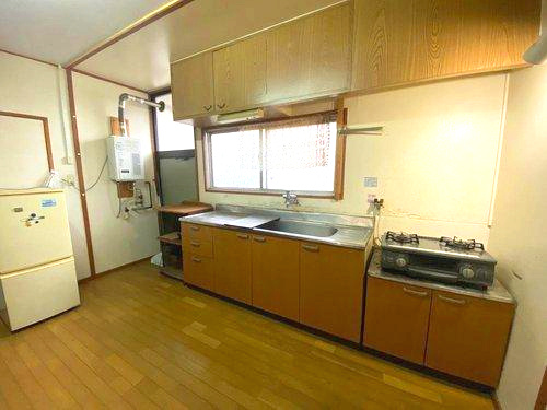 明和1丁目　中古戸建てのキッチン|勝手口のあるダイニングキッチンです。家具を置いても十分な広さです。