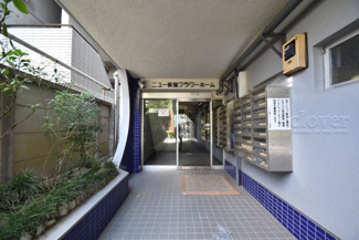 【エントランス】 | お客様を、そして住人を出迎えてくれるマンションのエントランス。ゴミが落ちていないことからも、管理状態の良さや住民の節度の高さが見て取れます。～即日のご見学可能～　お問合せはお気軽にどうぞ。
