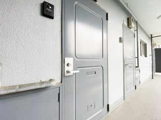 【その他共用部分】 | 皆様をお迎えする、お部屋の玄関ドア。開けやすさや開放角度、ドアノブの操作しやすさや鍵の形状などを、現地で一度ご確認ください。～即日のご見学可能～　お問合せはお気軽にどうぞ。