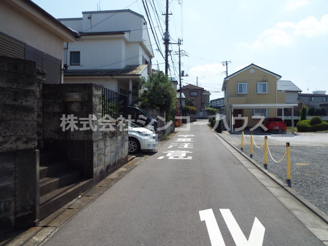 【前面道路含む現地写真】 | 川越市かし野台　住宅用地 | 南西側、幅員約4メートルの公道に接しております。