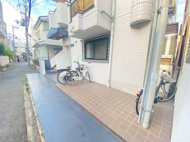 高槻市芥川町２丁目の賃貸マンションの駐車場