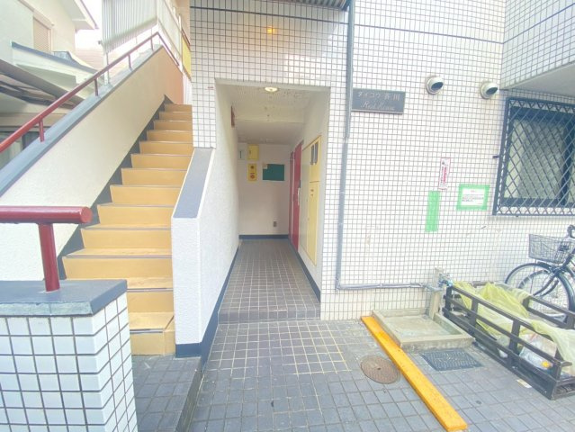 高槻市芥川町２丁目の賃貸マンションのエントランス