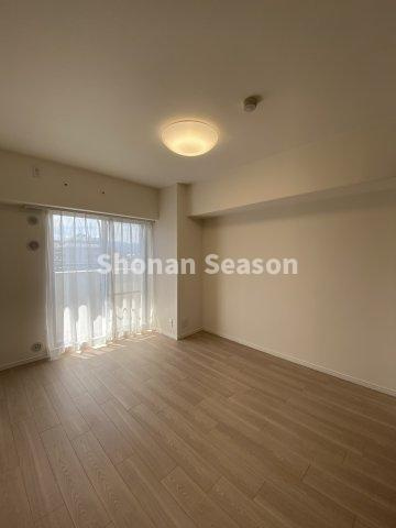 【洋室】 | 南東・三方角部屋で、陽当たり・風通りも良好です♪