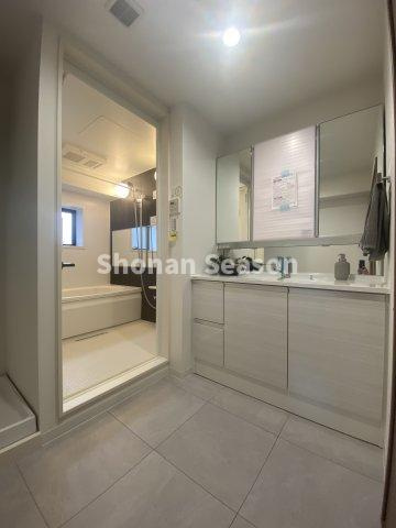 【独立洗面台】 | ミラー裏部分にも収納スペースが確保された、独立洗面台です♪