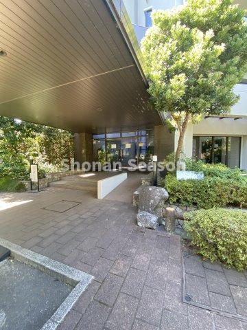 【エントランス】 | 敷地内には駐車・駐輪場・バイク置き場もございます♪