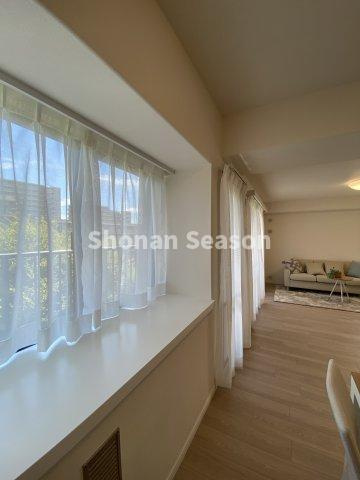 【居間・リビング】 | お写真・小物を飾ったり、上手に使えば素敵な空間に変わる出窓あり！