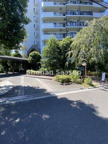 【外観】 | 周辺は緑豊かな環境が広がり、お子さまをのびのび育めますよ♪