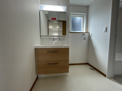 【独立洗面台】 | 【新築分譲住宅】 山形市長苗代　全2棟 | 【Powder room】
落ち着いた空間を演出するカラーと、ゆったり落ち着いてお使い頂ける広さが魅力のパウダールーム。居室からも独立しており、プライベート空間を保ちます。