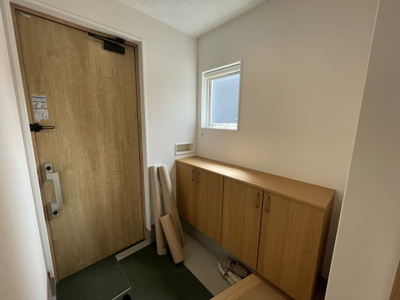 【玄関】 | 【新築分譲住宅】 山形市長苗代　全2棟 | 【Entrance】
お客様をお迎えする玄関は落ち着いた雰囲気。帰り着くたびに洗練されたテイストの空間に迎えられ誇りと喜びを感じる玄関まわりです。