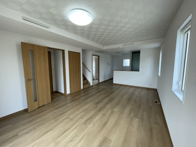 【居間・リビング】 | 【新築分譲住宅】 山形市長苗代　全2棟 | 【Living room】
広々としたリビングダイニングは、シックでモダンな内装。落ち着いた雰囲気に包まれて、伸びやかな空間の中で、ゆったりと家族団らんのひとときを過ごせます。