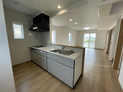 【キッチン】 | 【新築分譲住宅】 山形市長苗代　全2棟 | 【Kitchen】
内装の主役でもあり、日常活躍する重要な水回りでもあるからこそ機能性・デザイン性に力を入れております。お手入れのしやすいシステムキッチンを採用しております。