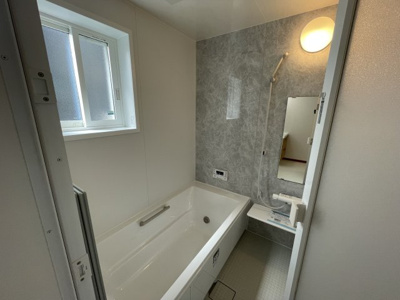 【浴室】 | 【新築分譲住宅】 山形市長苗代　全2棟 | 【Bathroom】
1日の疲れを取り心身を癒すことができる住まいの中のリラクゼーション空間、リラックスできるよう優しいカラーをチョイスしました。時を忘れるほどのんびりできる空間に。