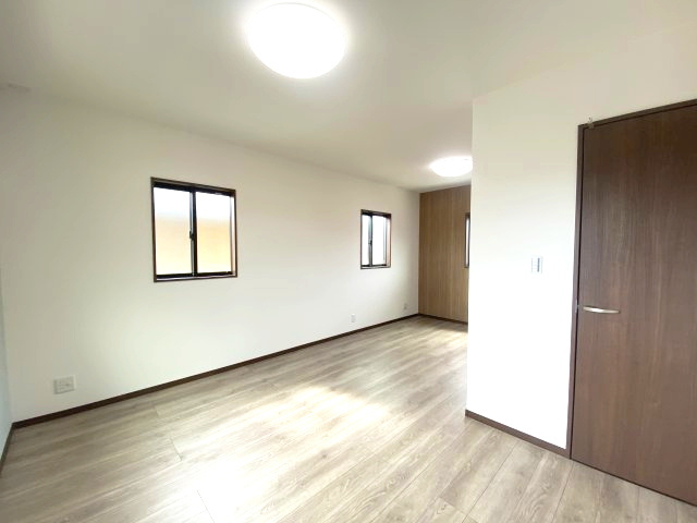 花野光ヶ丘1丁目　新築戸建ての洋室|広々としておりお子様ものびのびできますね。