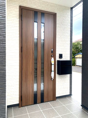 花野光ヶ丘1丁目　新築戸建ての玄関|おしゃれな玄関ドア。TVモニター付インターフォンやポストも設置済です。