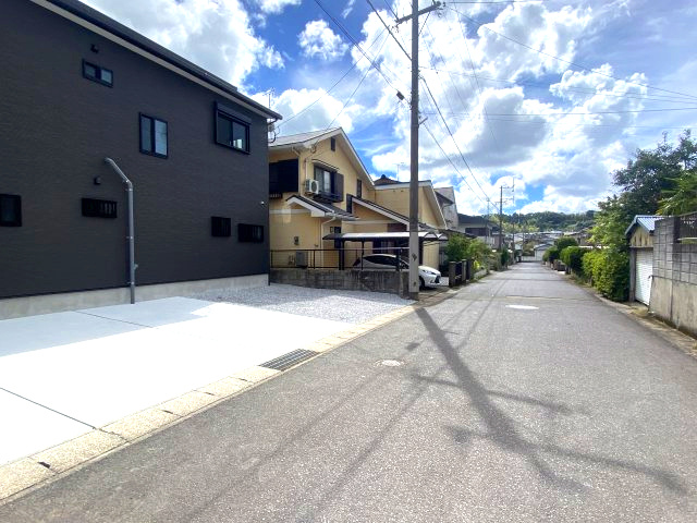 花野光ヶ丘1丁目　新築戸建ての前面道路含む現地写真|花野団地内の閑静な住宅街。道路都の段差もなくスムーズに駐車できます。