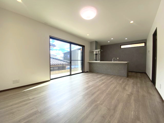 花野光ヶ丘1丁目　新築戸建ての居間・リビング|16帖のLDKです。南側の大きな窓でより明るい空間に♪