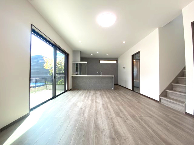 花野光ヶ丘1丁目　新築戸建ての居間・リビング|自然と家族の会話も増えるリビング階段採用。