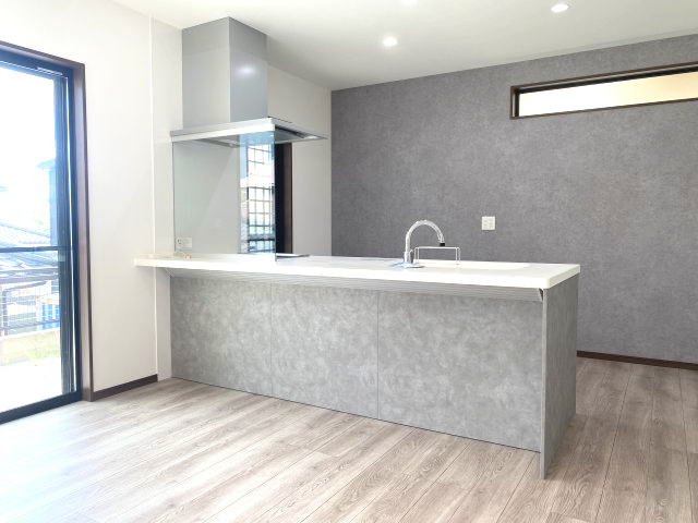 花野光ヶ丘1丁目　新築戸建てのキッチン|リビングを見渡せるオープンフラットシステムキッチン。