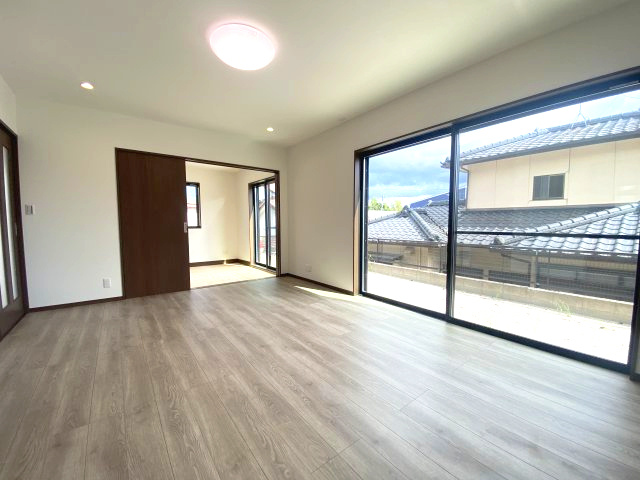 花野光ヶ丘1丁目　新築戸建ての居間・リビング|リビングと和室で20.5帖あるので広々お使いいただけます。