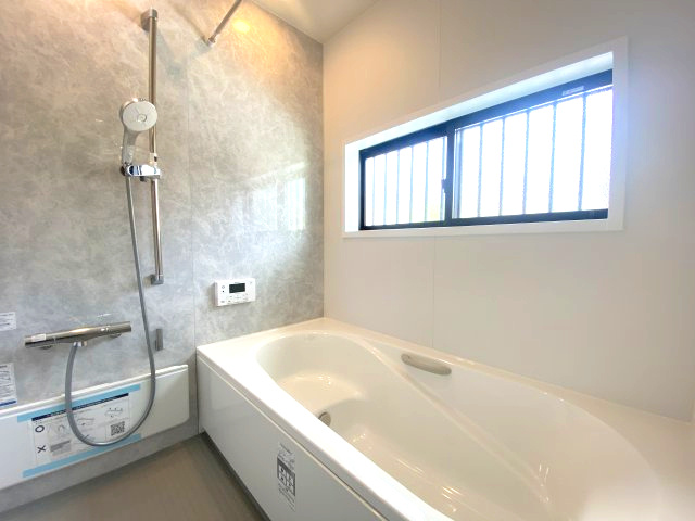 花野光ヶ丘1丁目　新築戸建ての浴室|浴室暖房乾燥機付。半身浴も楽しめるエコベンチ浴槽です。