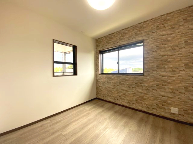 花野光ヶ丘1丁目　新築戸建ての洋室|4.5帖の南向きの洋室です。明るい２面採光。