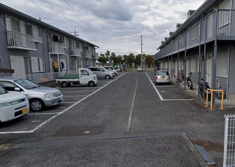 メゾンドアリエスの駐車場|車をお持ちの方に嬉しい駐車場付きの物件です