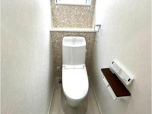 下伊敷3丁目　モデルハウス分譲のトイレ|2階にも温水洗浄便座トイレを設置しています。