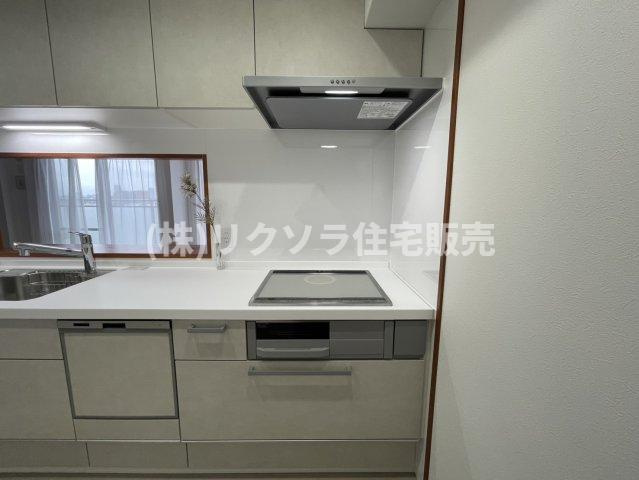 リバティパーク枚方D棟のキッチン|ビルトイン3口コンロ
■物件内覧・資金計画相談・住宅ローン相談、リフォーム相談、お問合せ受付中■
※当日・翌日のご内覧、ご相談はお電話でのお問合せがスムーズです！