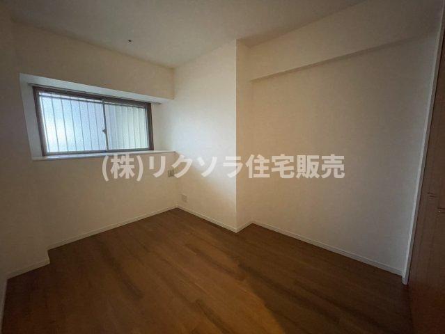 リバティパーク枚方D棟の洋室|洋室5.9帖
■物件内覧・資金計画相談・住宅ローン相談、リフォーム相談、お問合せ受付中■
※当日・翌日のご内覧、ご相談はお電話でのお問合せがスムーズです！