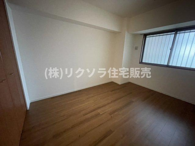 リバティパーク枚方D棟の寝室|洋室6.8帖
■物件内覧・資金計画相談・住宅ローン相談、リフォーム相談、お問合せ受付中■
※当日・翌日のご内覧、ご相談はお電話でのお問合せがスムーズです！