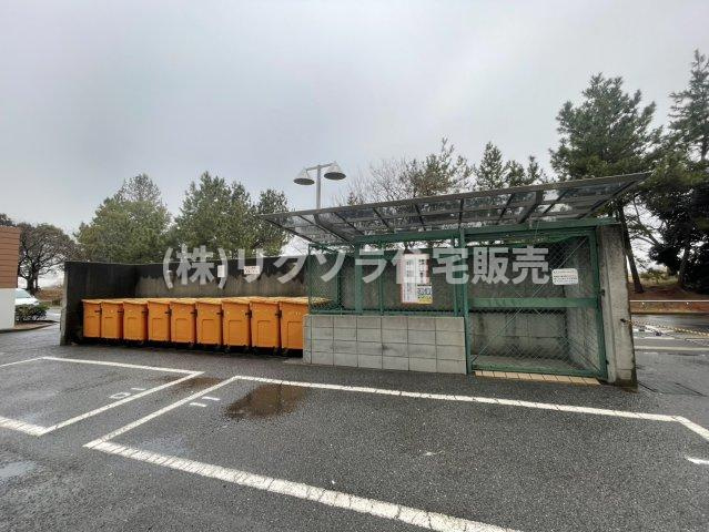 リバティパーク枚方D棟の現況写真|敷地内ゴミステーション
■物件内覧・資金計画相談・住宅ローン相談、リフォーム相談、お問合せ受付中■
※当日・翌日のご内覧、ご相談はお電話でのお問合せがスムーズです！