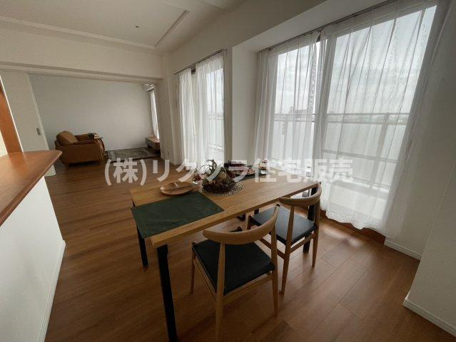 リバティパーク枚方D棟の居間・リビング|LDK21.6帖
■物件内覧・資金計画相談・住宅ローン相談、リフォーム相談、お問合せ受付中■
※当日・翌日のご内覧、ご相談はお電話でのお問合せがスムーズです！