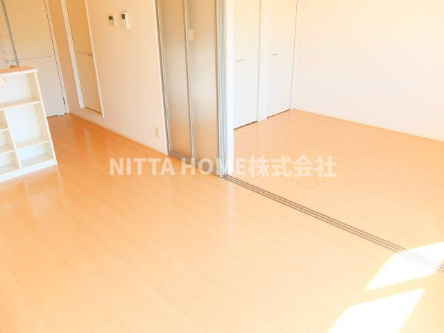 コンフォール・ヴィラ　Ｃ棟の居間・リビング|仕切りを開けると広い空間に(*^_^*)