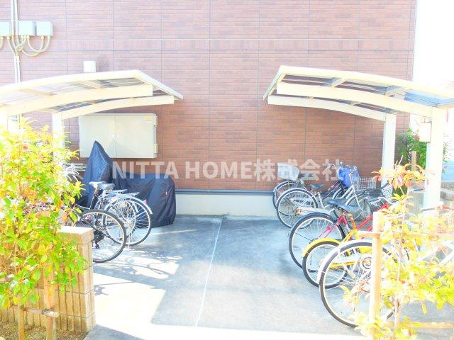 コンフォール・ヴィラ　Ｃ棟のエントランス|屋根付きの駐輪場も設けています◎