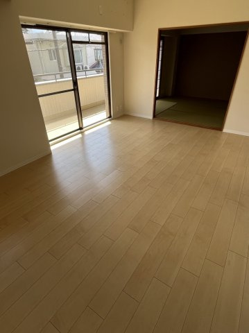 岸和田市北町の賃貸マンションの居間・リビング|ゆったりとした居間です