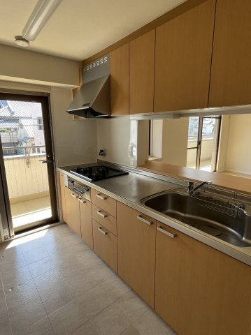 岸和田市北町の賃貸マンションのキッチン|コンパクトなキッチンで掃除もラクラク