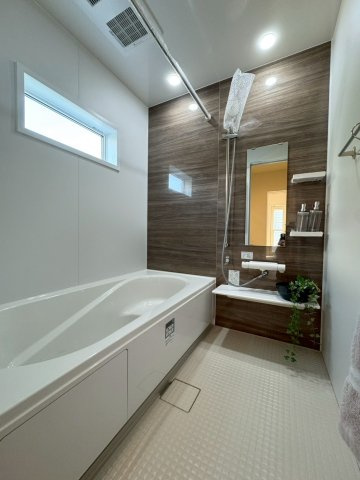 SUN COURTーサンコート－小倉南区中吉田3丁目【小倉南区　新築戸建て】の浴室|半身浴ができるベンチ付の節水型浴槽です♪　【小倉南区　新築戸建て】