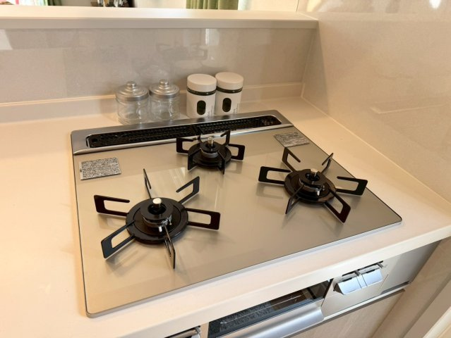 SUN COURTーサンコート－小倉南区中吉田3丁目【小倉南区　新築戸建て】のキッチン|3口ガスコンロのシステムキッチン♪　【小倉南区　新築戸建て】