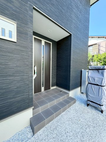 SUN COURTーサンコート－小倉南区中吉田3丁目【小倉南区　新築戸建て】の玄関|玄関は遠隔でドアの開閉ができ、お荷物が多い時にも便利です。【小倉南区　新築戸建て】