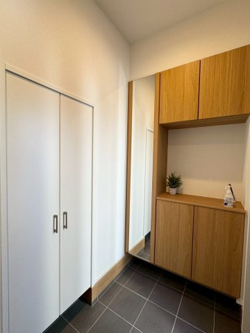 SUN COURTーサンコート－小倉南区中吉田3丁目【小倉南区　新築戸建て】の玄関|姿見付きのシューズボックスを完備♪お出かけ前の身だしなみチェックができます【小倉南区　新築戸建て】