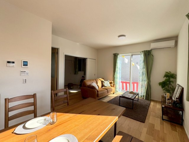 SUN COURTーサンコート－小倉南区中吉田3丁目【小倉南区　新築戸建て】の居間・リビング|家具が設置してあるので生活のイメージが湧きますね【小倉南区　新築戸建て】